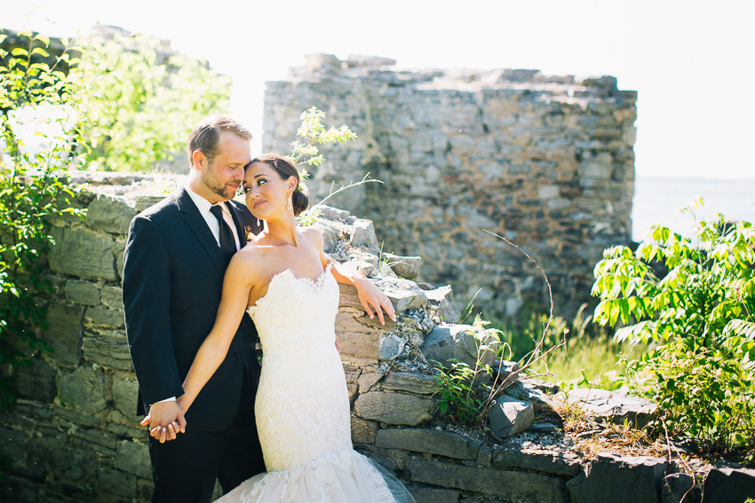 wedding photos at Aurora Inn's ruins