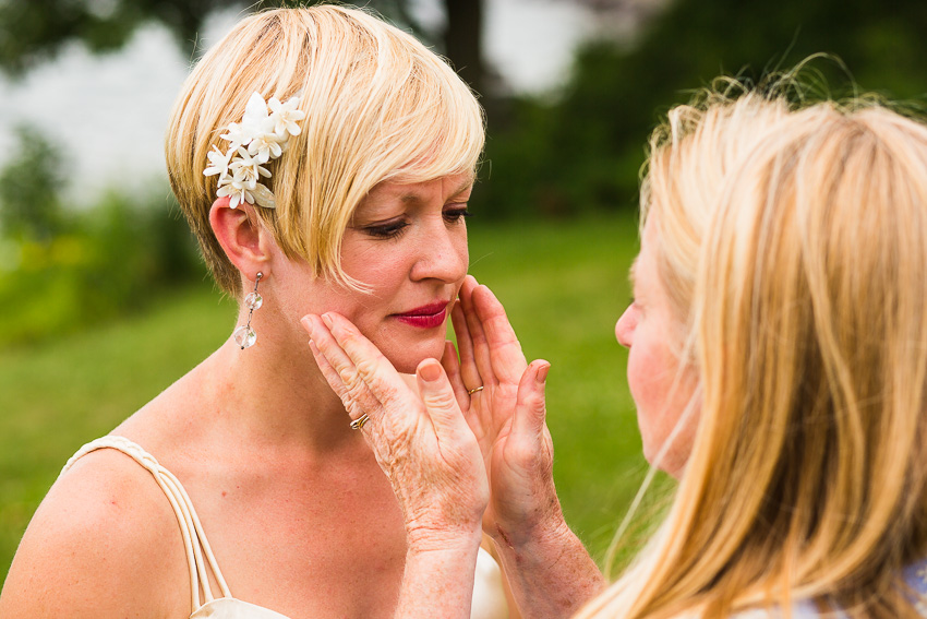 bride and her mom before grindstone island wedding ceremony