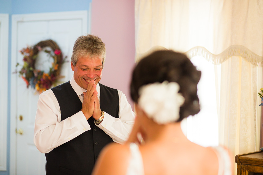 father sees daughter for the first time on wedding day