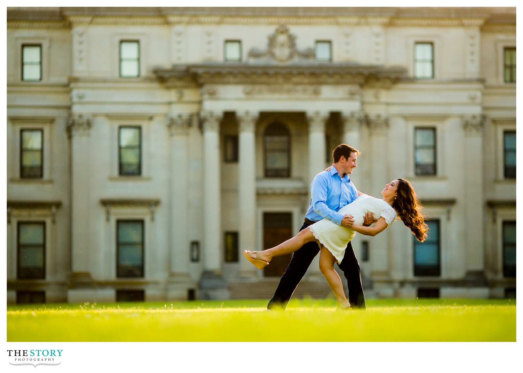 relaxed engagement photography at Vanderbilt Mansion