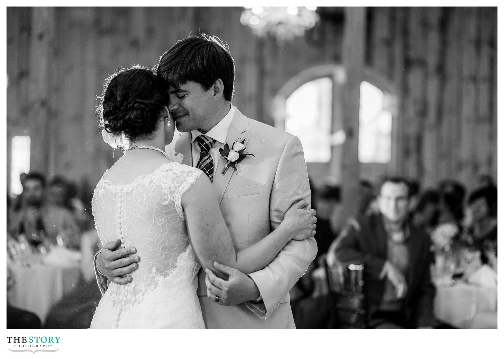 first dance photos at Wolf Oak Acres barn