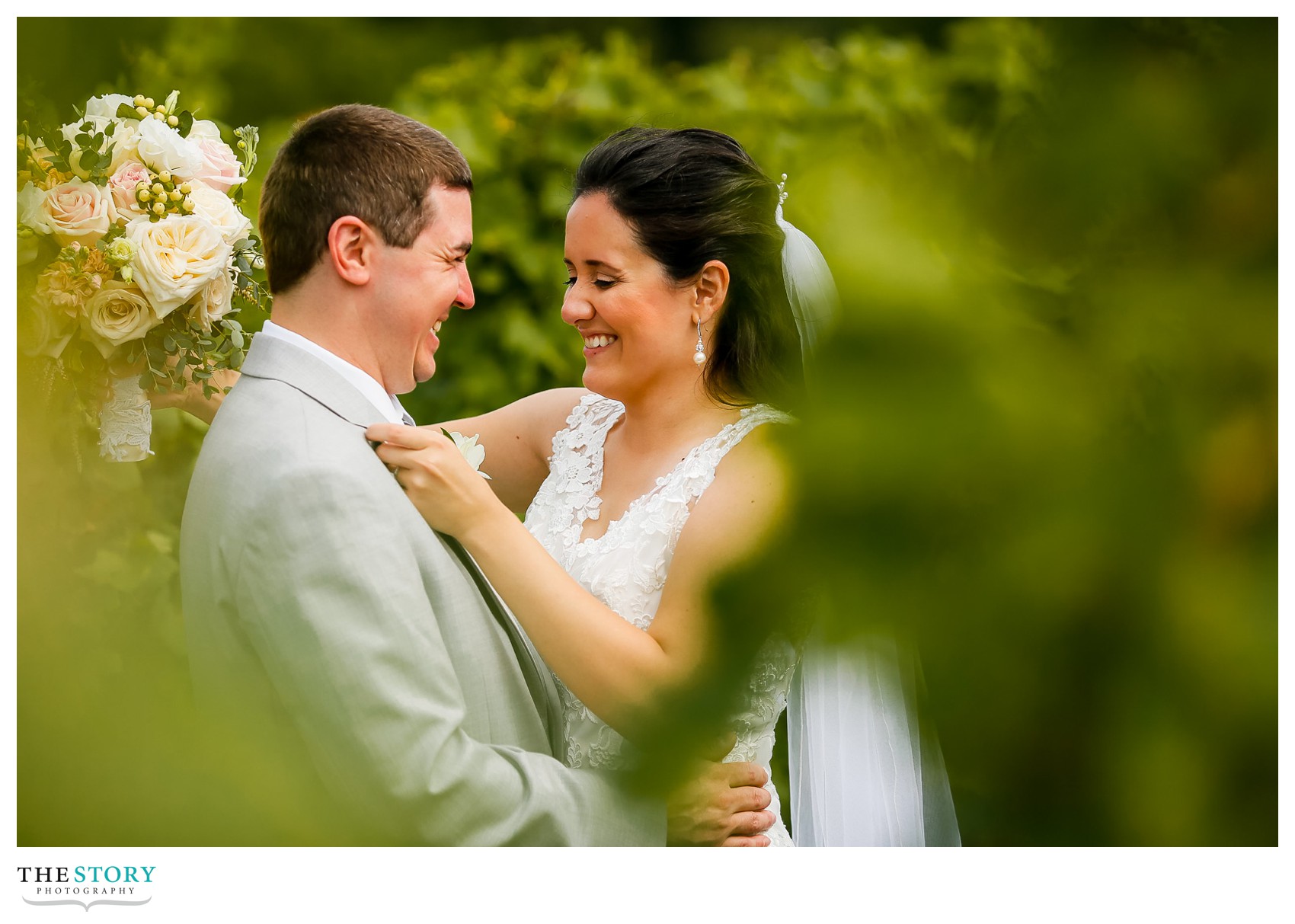 candid wedding photos in vineyard at Anyela's