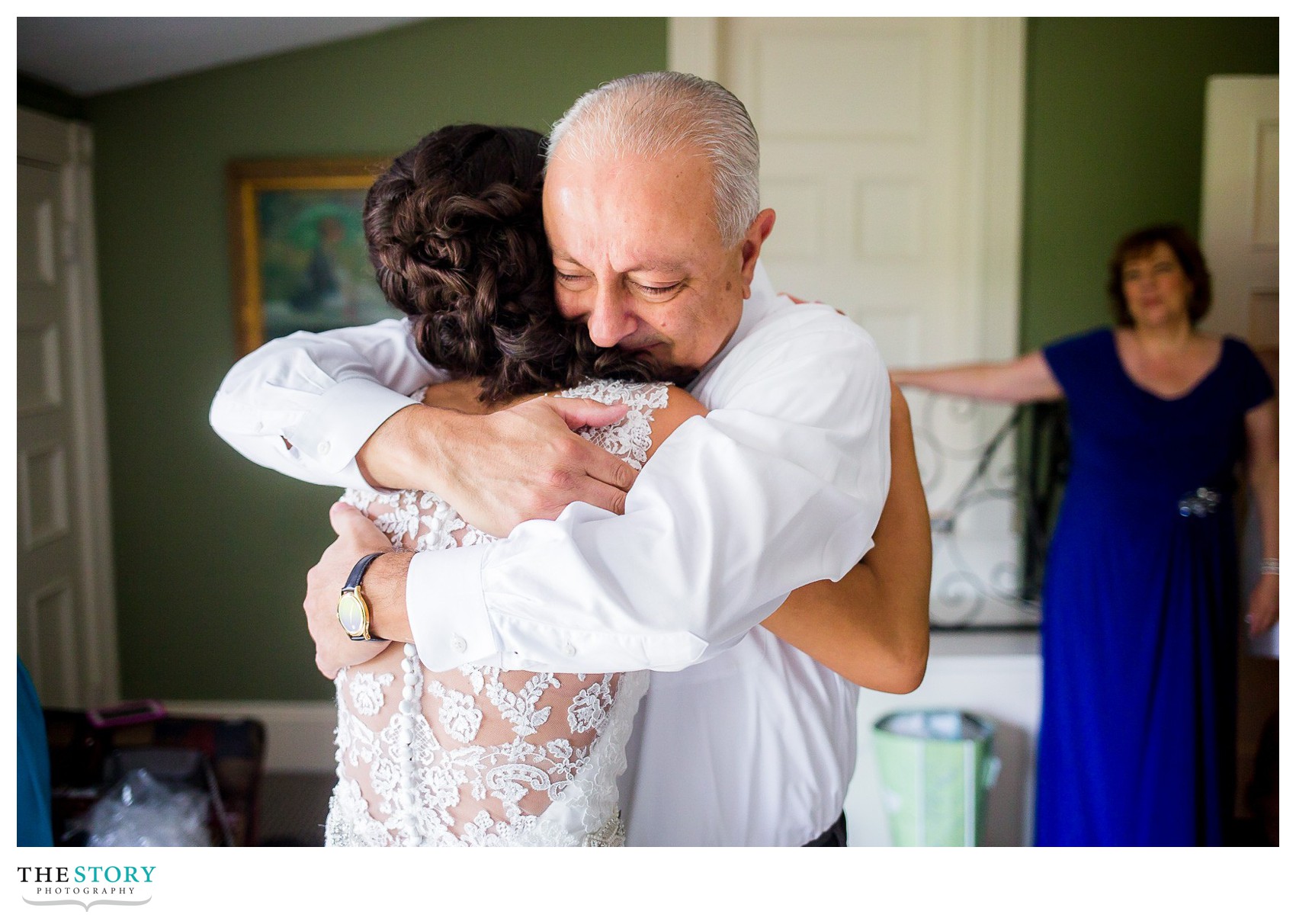 father sees daughter for the first time on wedding day