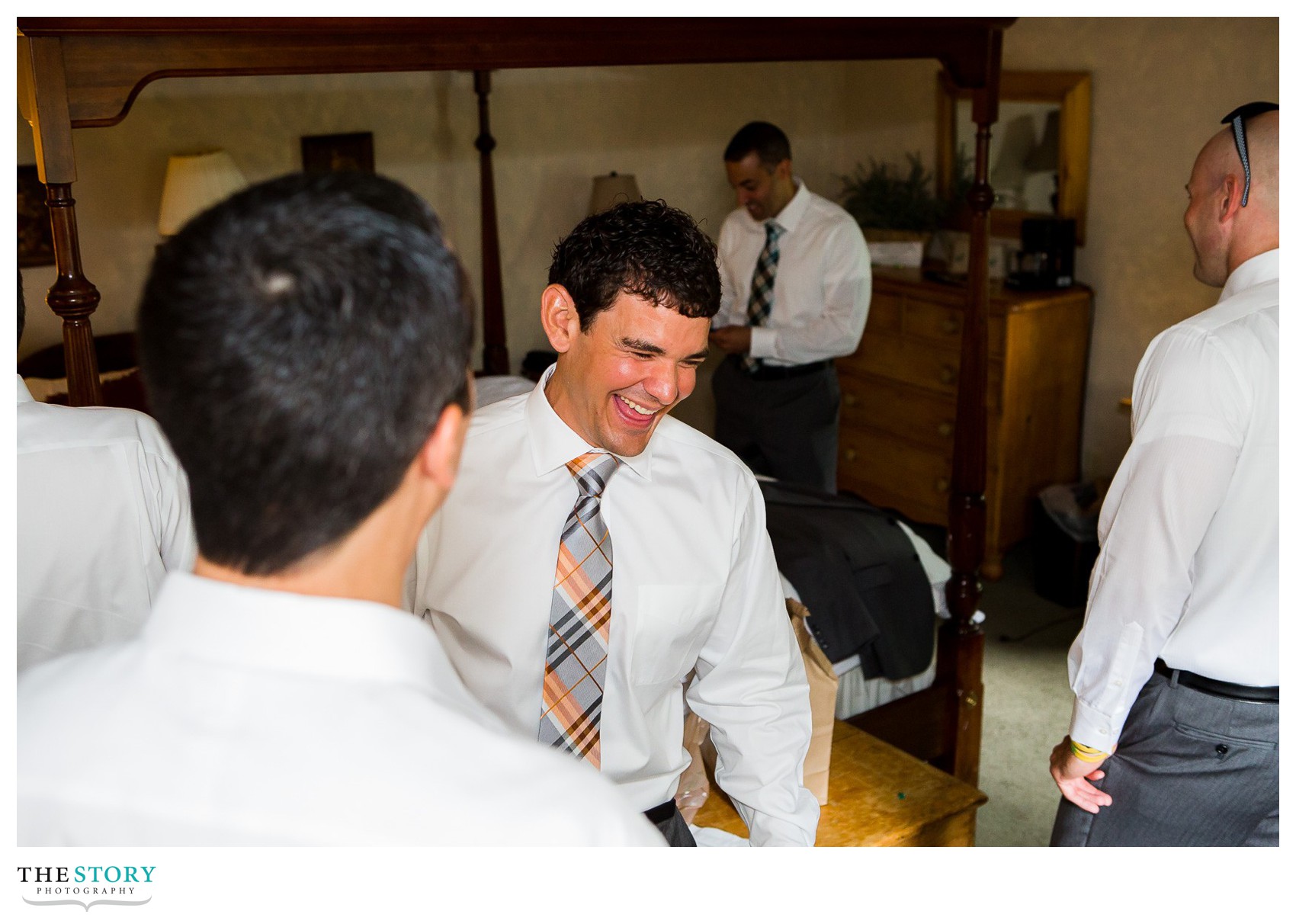 groom getting ready for wedding at brae loch inn cazenovia