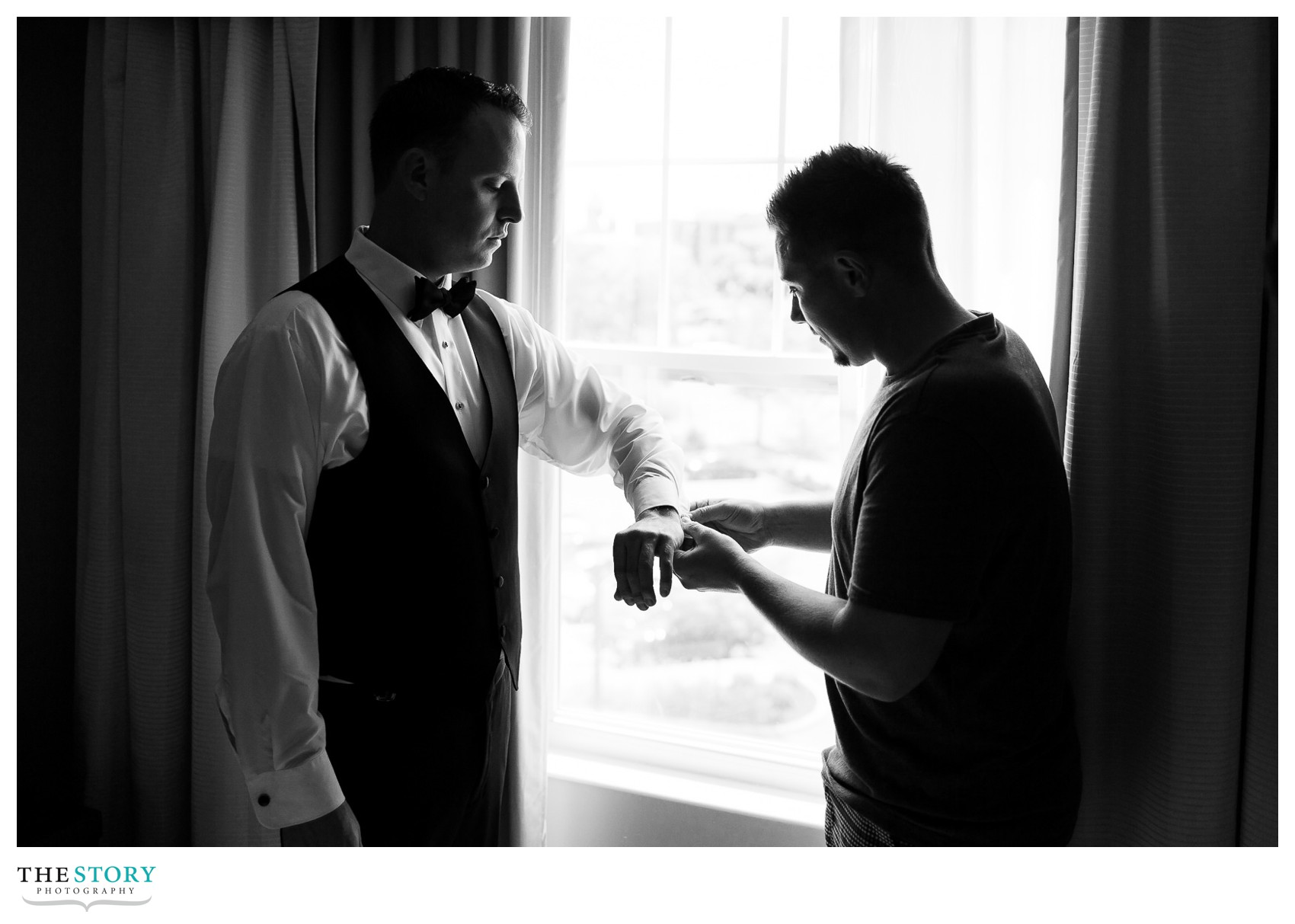 groom getting ready at Hilton Garden Inn Auburn