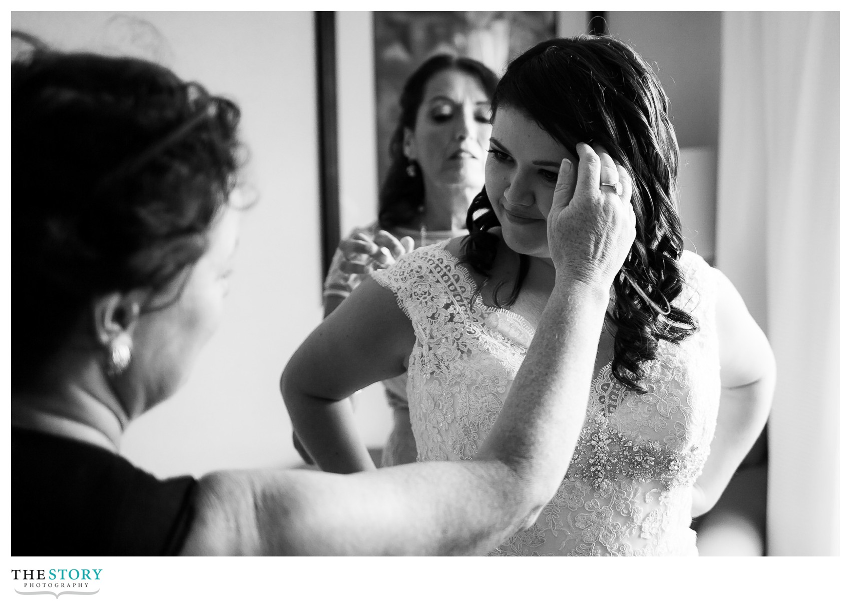 bride getting dress on at Hilton Garden Inn Auburn