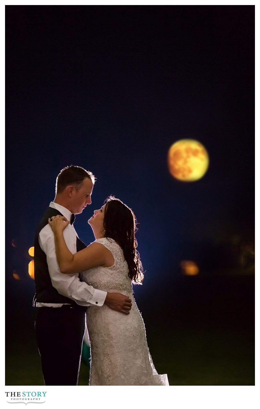 full moon wedding photo at emerson park Auburn