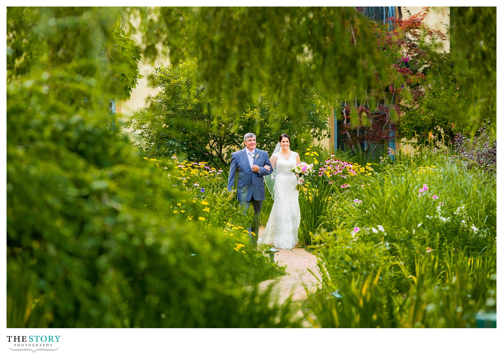 father walking bride to the wedding ceremony in the monet bridge at Mirbeau