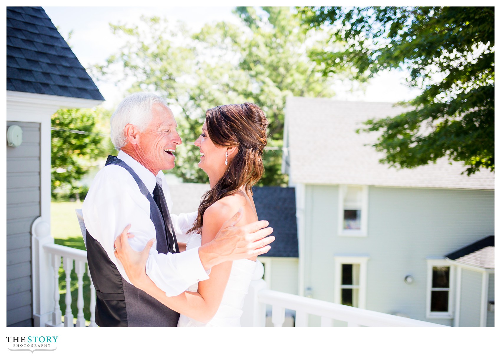 bride's father sees her for the first time on the wedding day