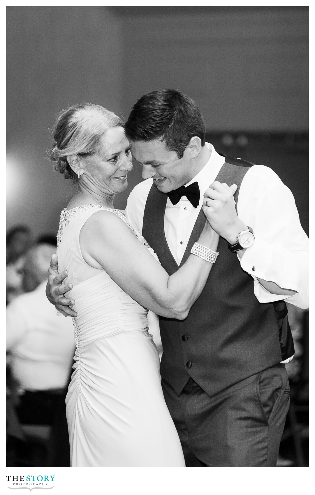 mother and son dance at 1000 Islands Harbor Hotel wedding reception