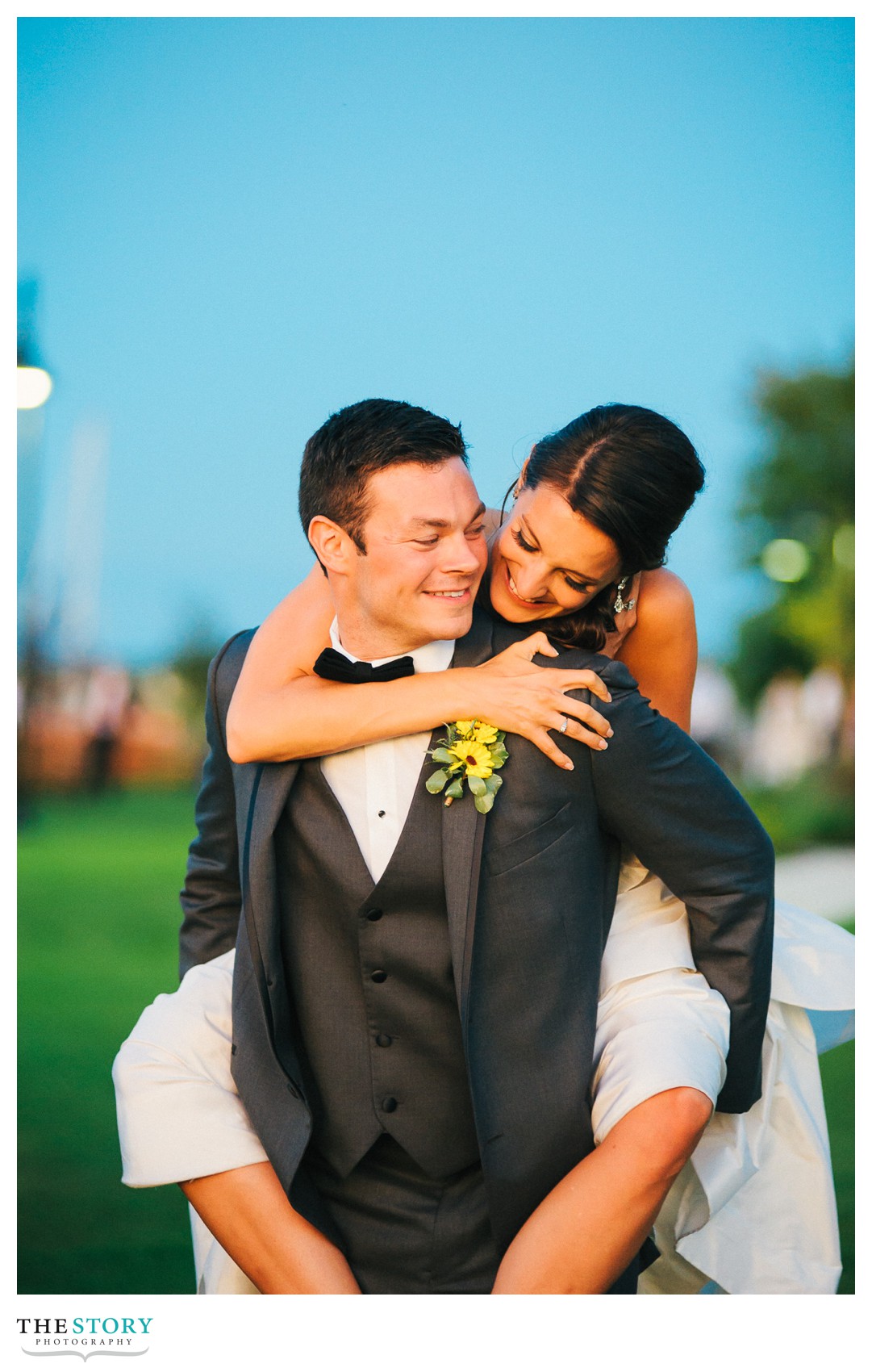 candid sunset wedding photography at 1000 Islands Harbor Hotel 