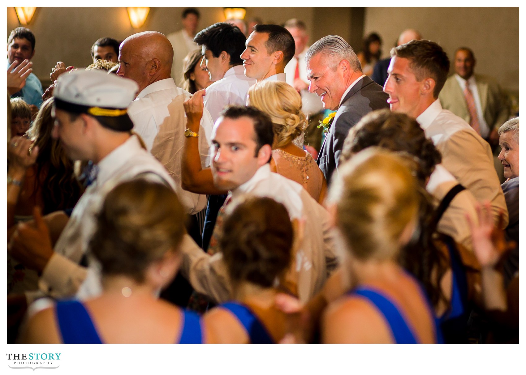 1000 Islands wedding guests dancing