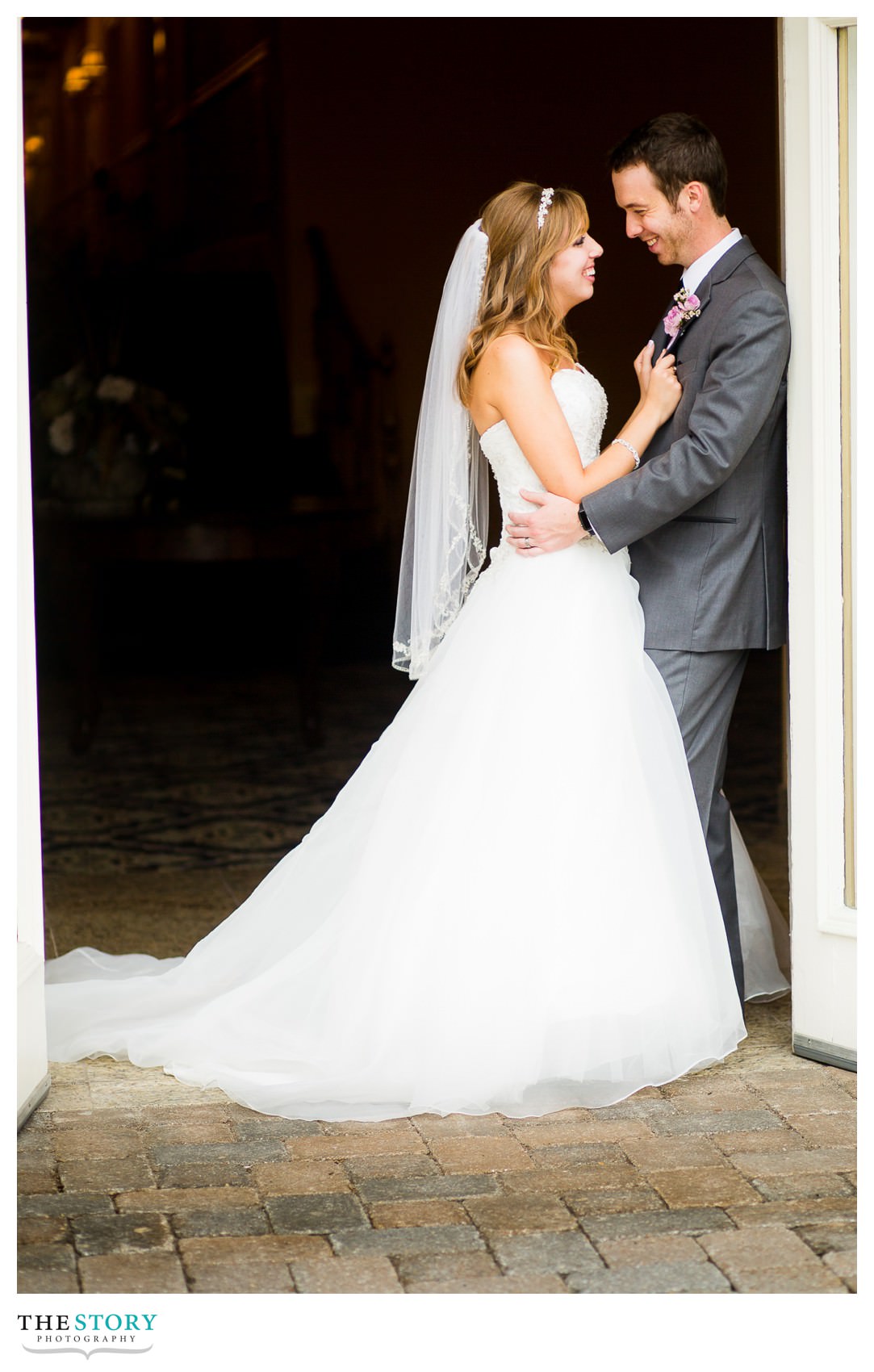 bride and groom wedding photo at Genesee Grande Hotel