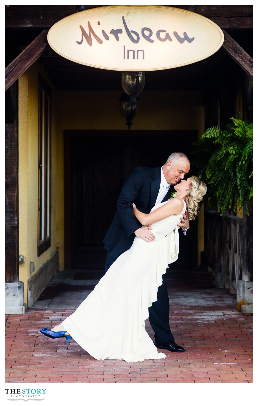 wedding photos at mirbeau inn's front entrance