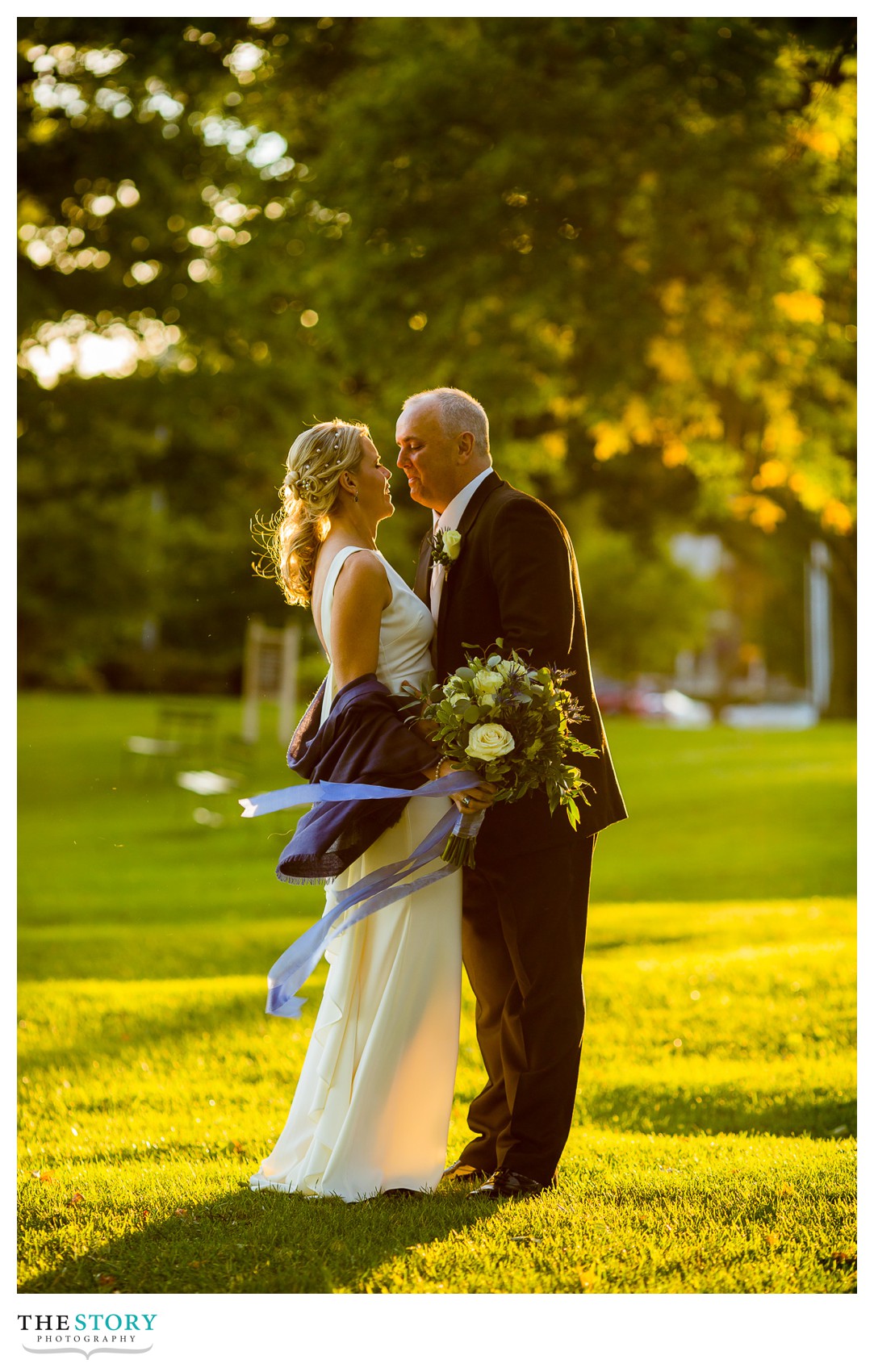 wedding photos at Skaneateles park by the lake