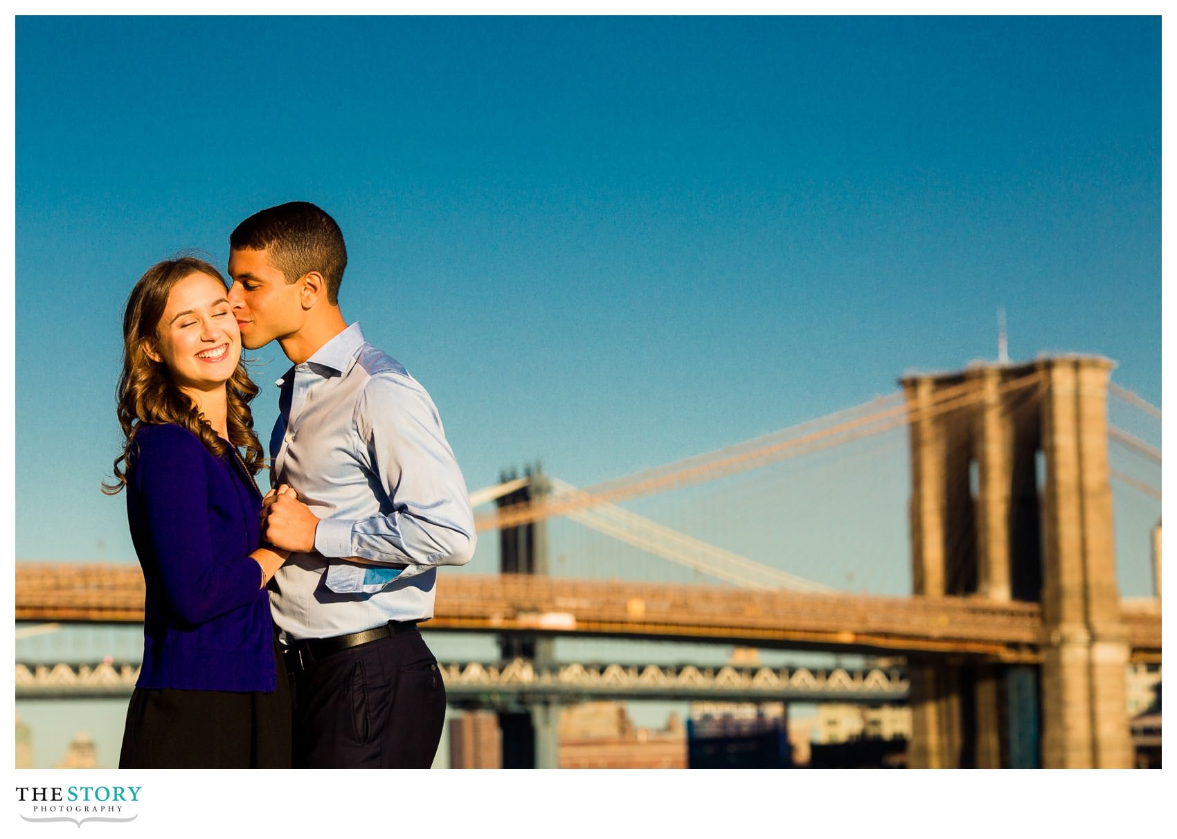 engagement photo with Brooklyn Bridge and Manhattan Bridge
