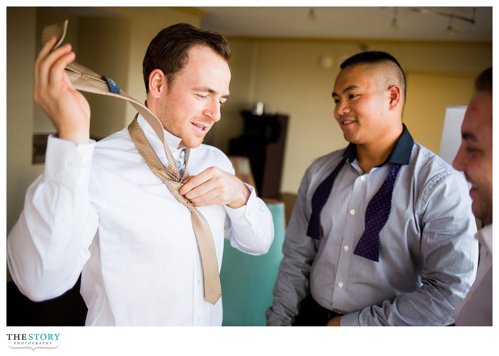 Groom gets ready for wedding at Rochester Radisson Riverside