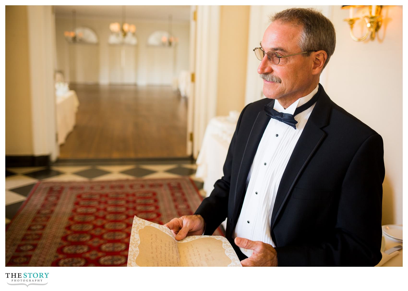 father of bride reads note from daughter on wedding day