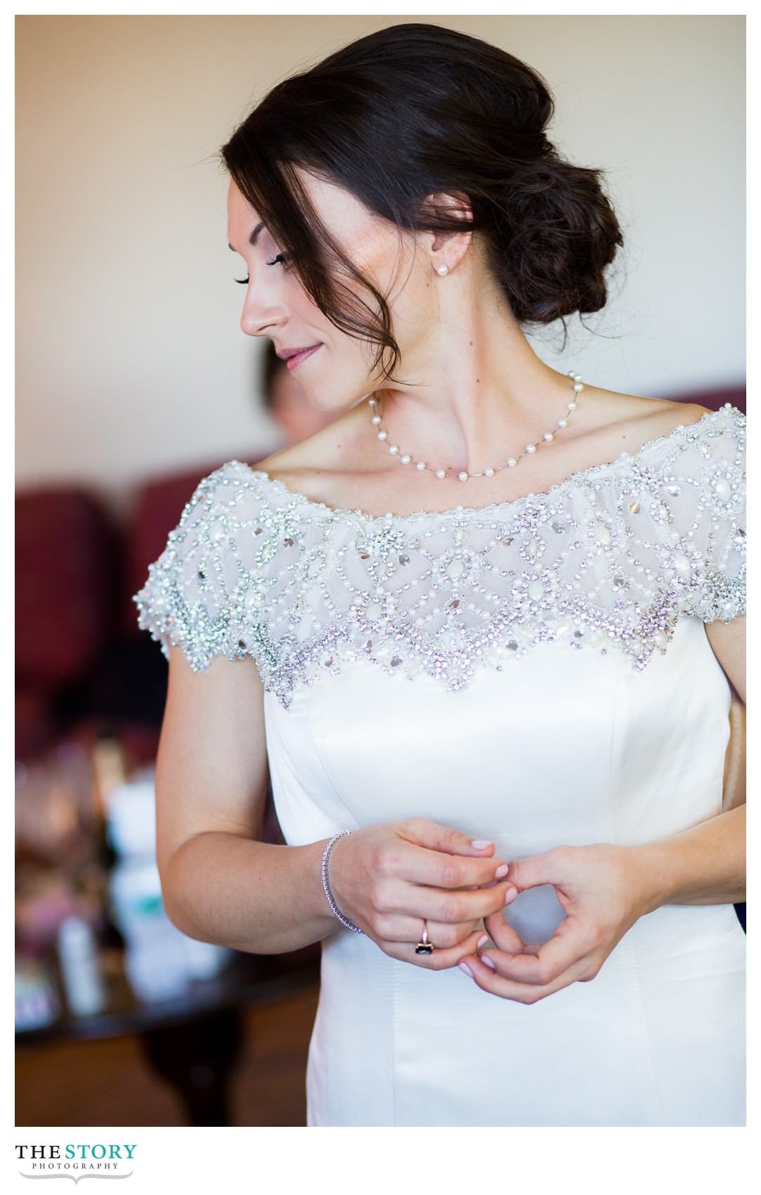 bride gets ready for wedding at Onondaga Country Club