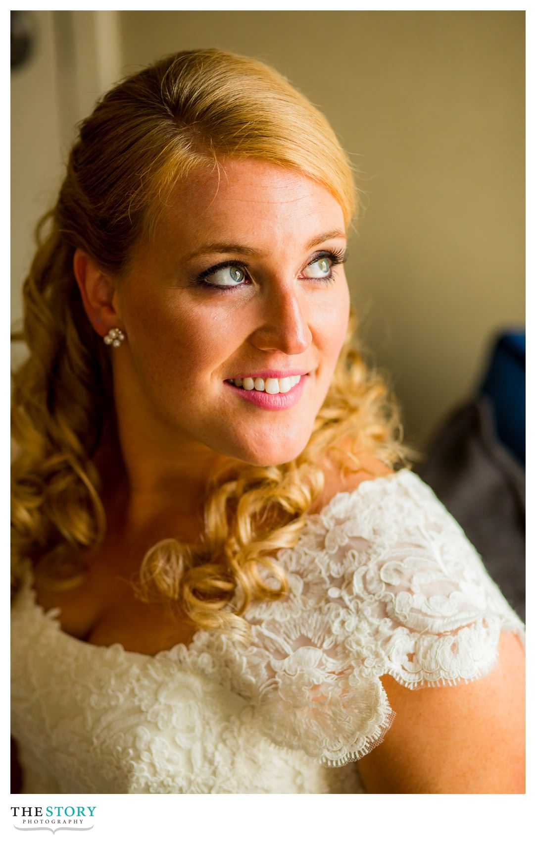 bride portrait at Jefferson Clinton hotel in Syracuse