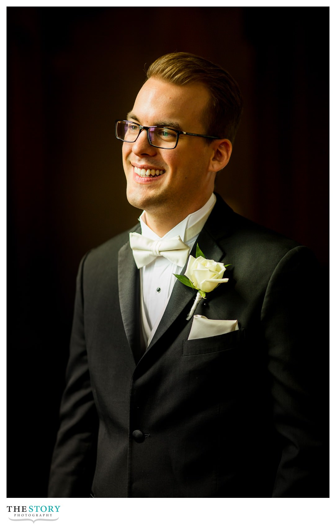 portrait of groom at sacred heart basilica in Syracuse
