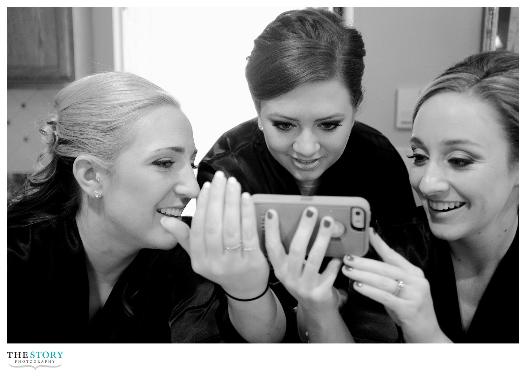 bridesmaids relaxing before syracuse wedding