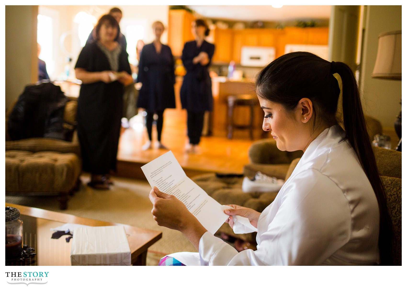 bride reading note from groom before Syracuse wedding