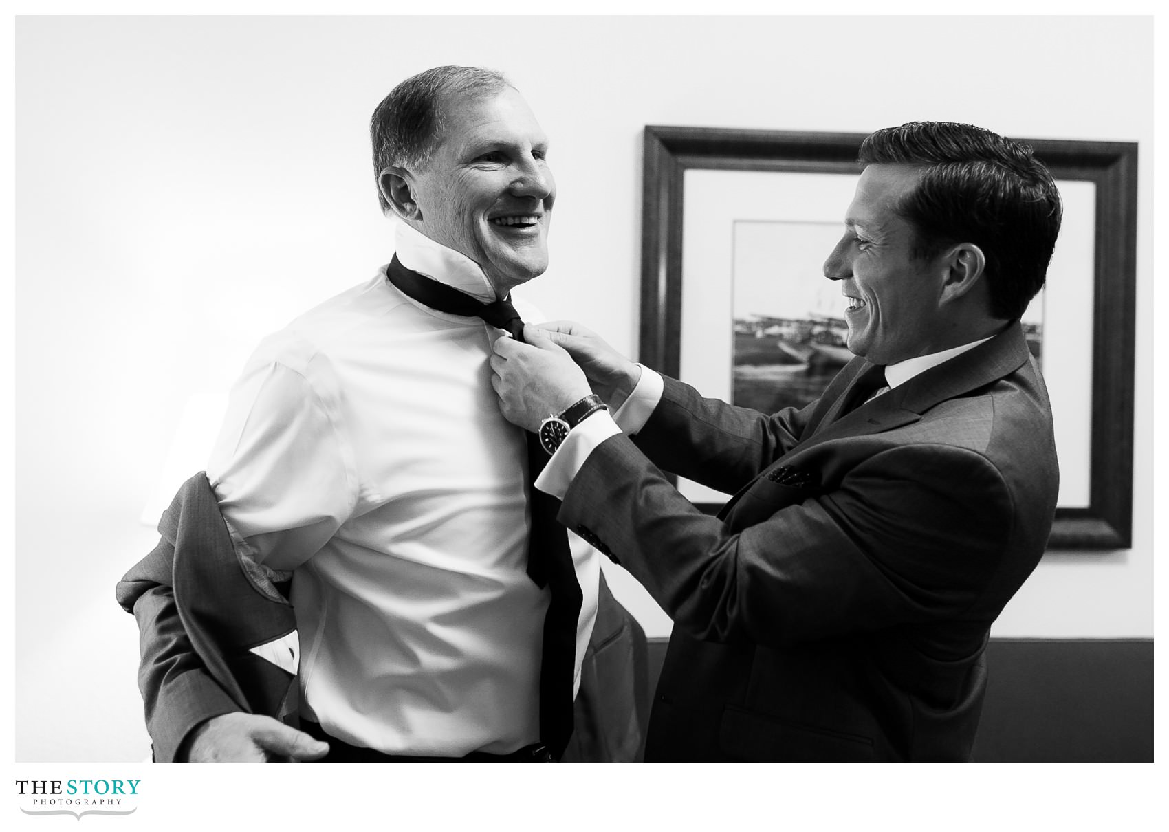 father of the bride getting ready for the wedding day