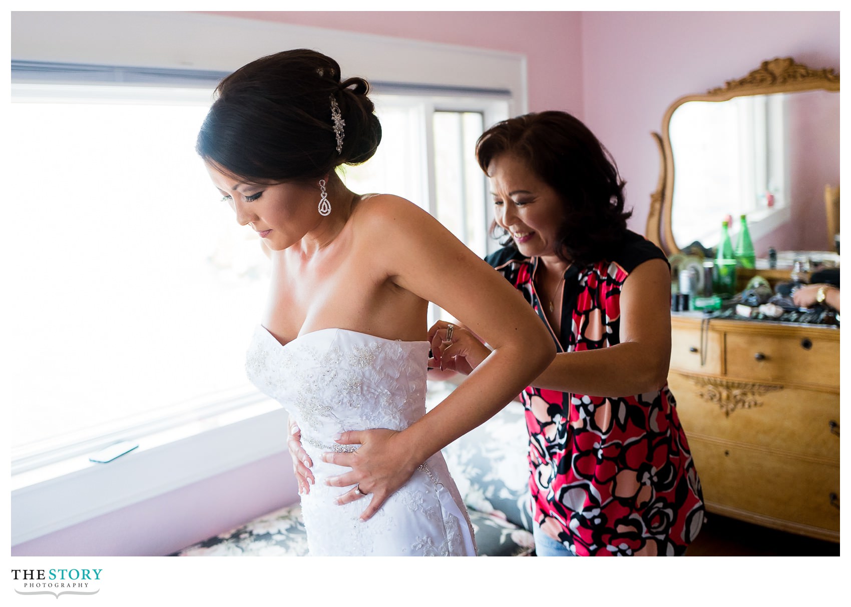 mother of bride helps bride with her dress on wedding at casa blanca