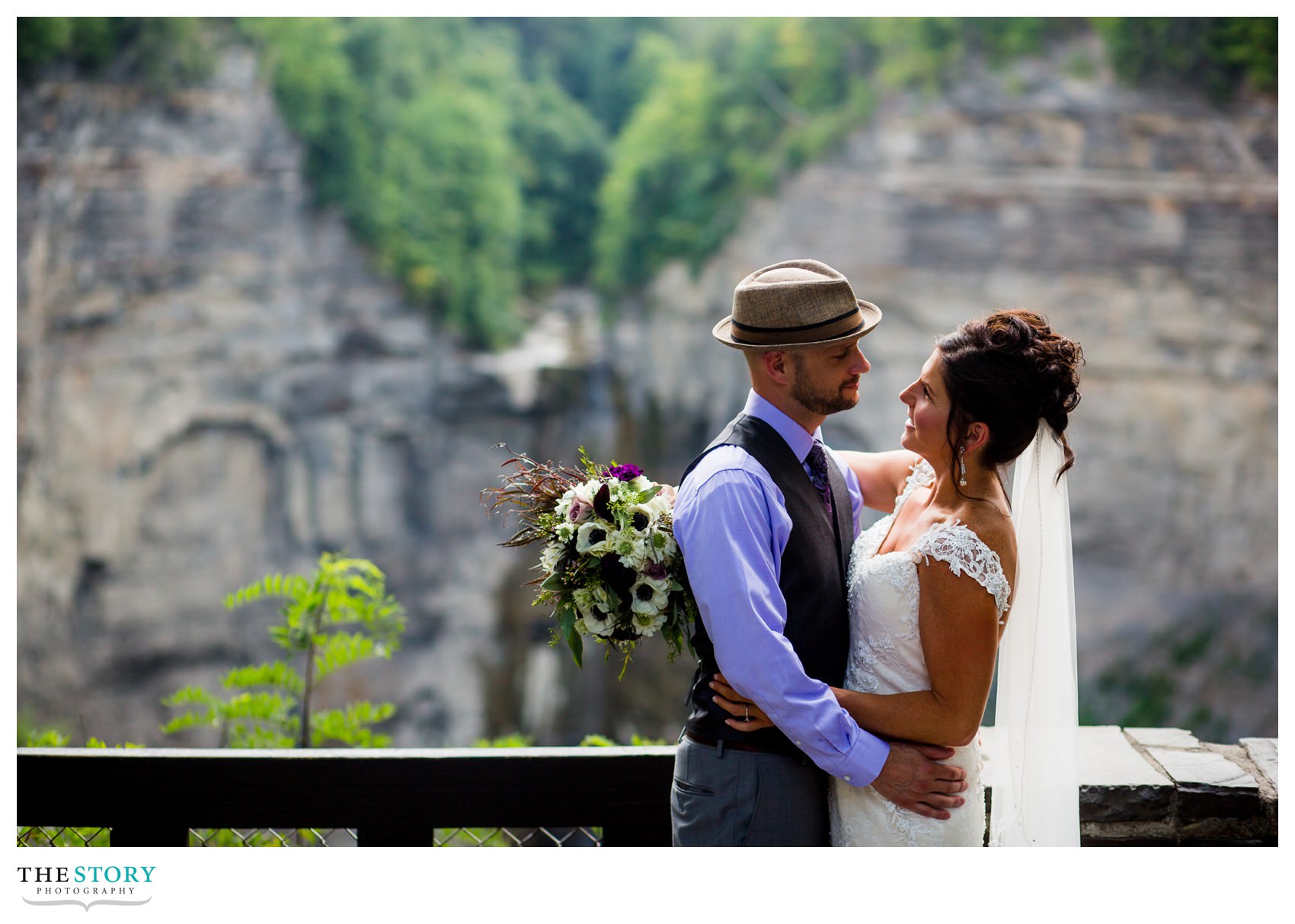 wedding photo at Taughannock Falls overlook