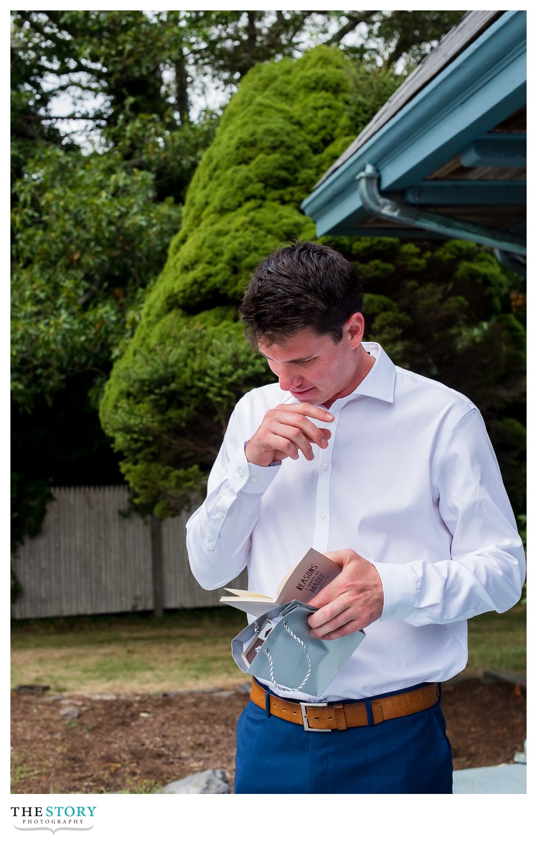 groom reading letters from his bride on the morning of the wedding day