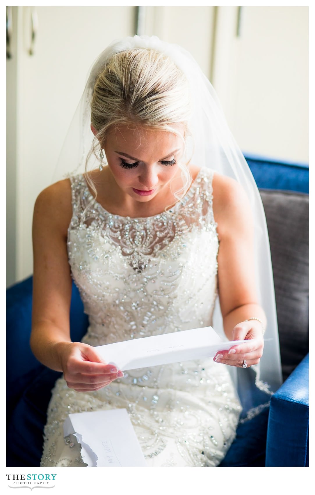 bride reading a note from her groom before the wedding ceremony