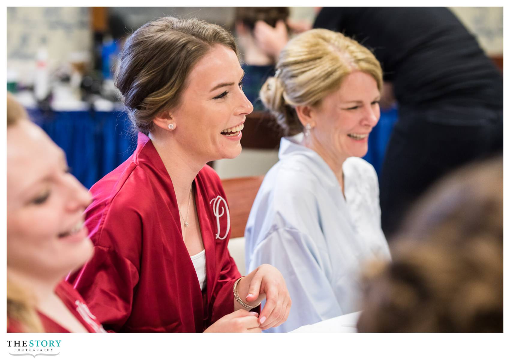 bride's sister laughing while playing a game before the wedding