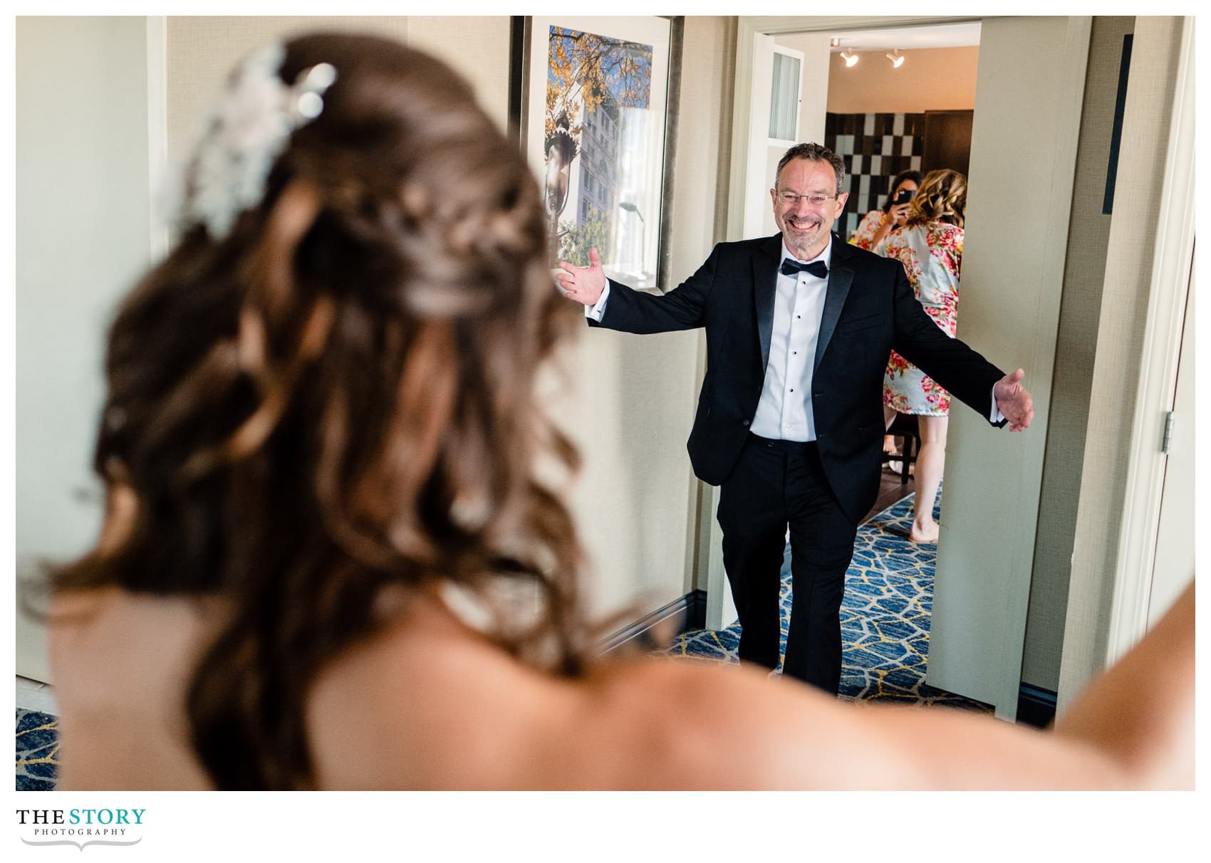 father sees his daughter for the first time on the wedding day